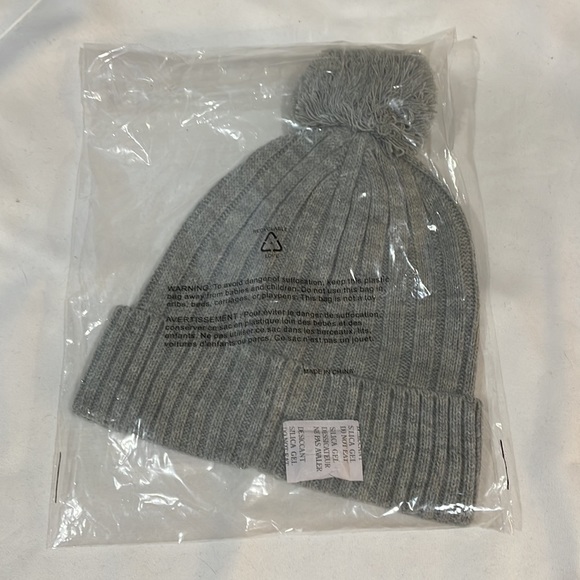 Michael Kors beanie with Pom - Picture 2 of 4